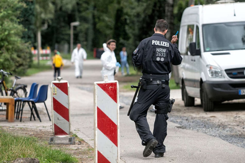 Polizeibeamte durchsuchen am 10.08.2016 eine Flüchtlingsunterkunft in Dinslaken (NRW). Zwei mutmaßliche Islamisten wurden festgenommen.