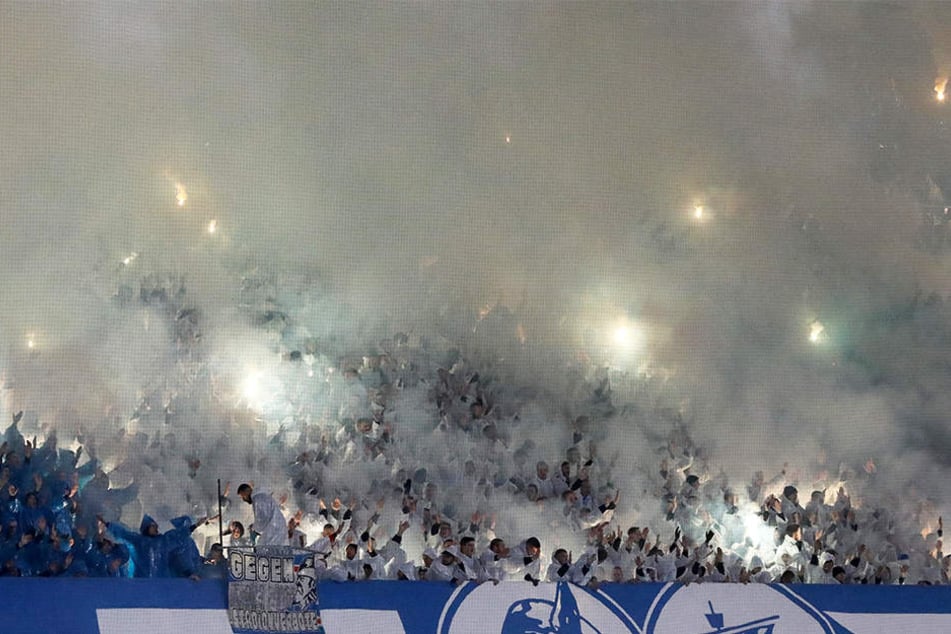 Obwohl die Fans des FC Hansa Rostock für eine beeindruckende Choreografie sorgten, reichte es für ihre Mannschaft nicht zum Weiterkommen.