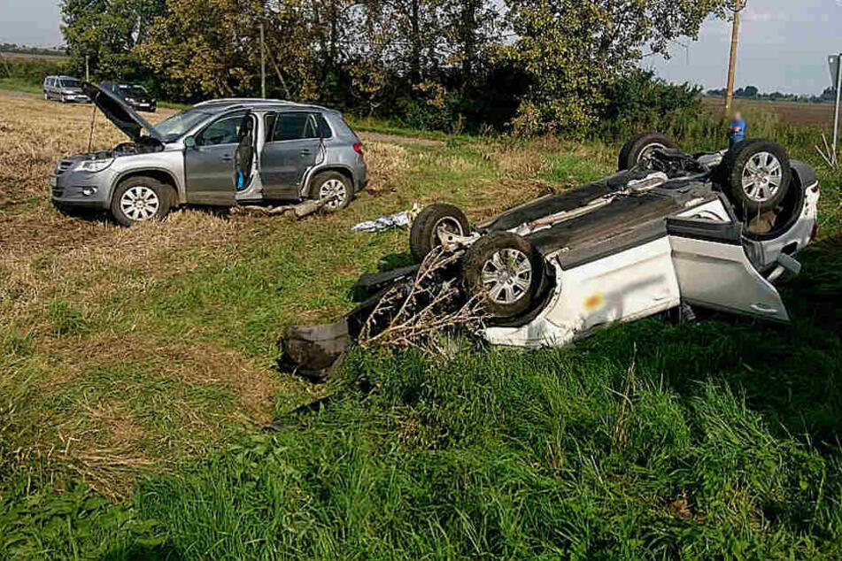 Die beiden Autos landeten nach der Kollision auf einem Feld.