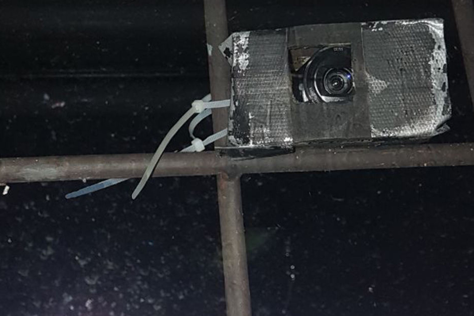 In einem Kasten mit Kabelbindern steckte ein alter Camcorder.
