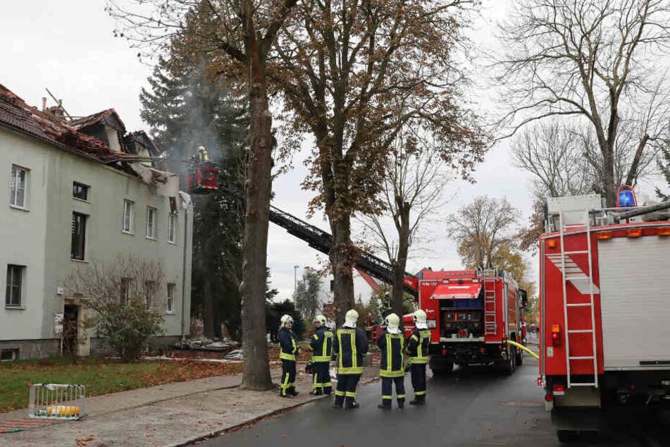 Mit einer Drehleiter war die Feuerwehr im Einsatz.