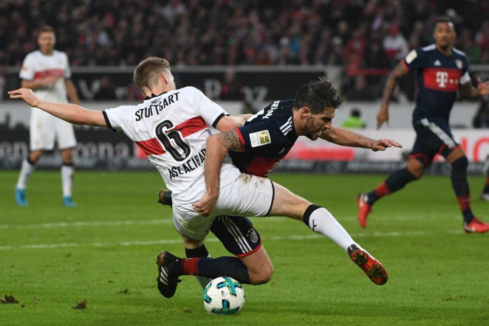 Im heftigen Zweikampf: Stuttgarts Santiago Ascacibar (l.) im Zweikampf mit Münchens Javi Martinez.