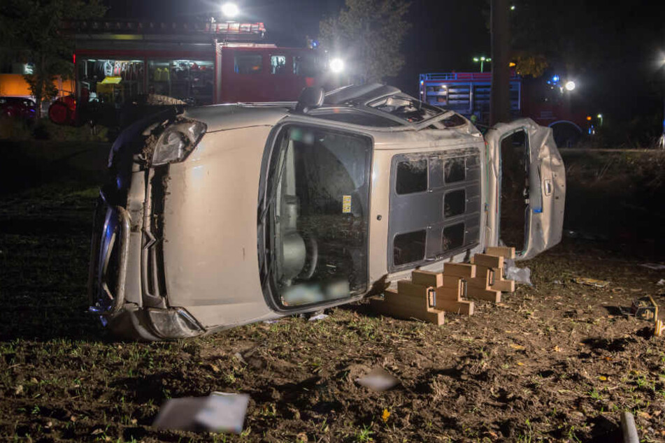 Der Citroen überschlug sich und landete auf einem Feld.