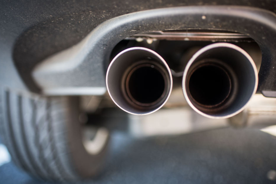 Der Auspuff eines VW Tiguan. Das neueste Kapitel des "Dieselgate"-Skandals von Volkswagen enthält Szenen, die kaum zu glauben sind. Zehn zu Versuchsobjekten degradierte Affen kauern in einem Testlabor im Wüstenstaat New Mexico und atmen stundenlang Abgase