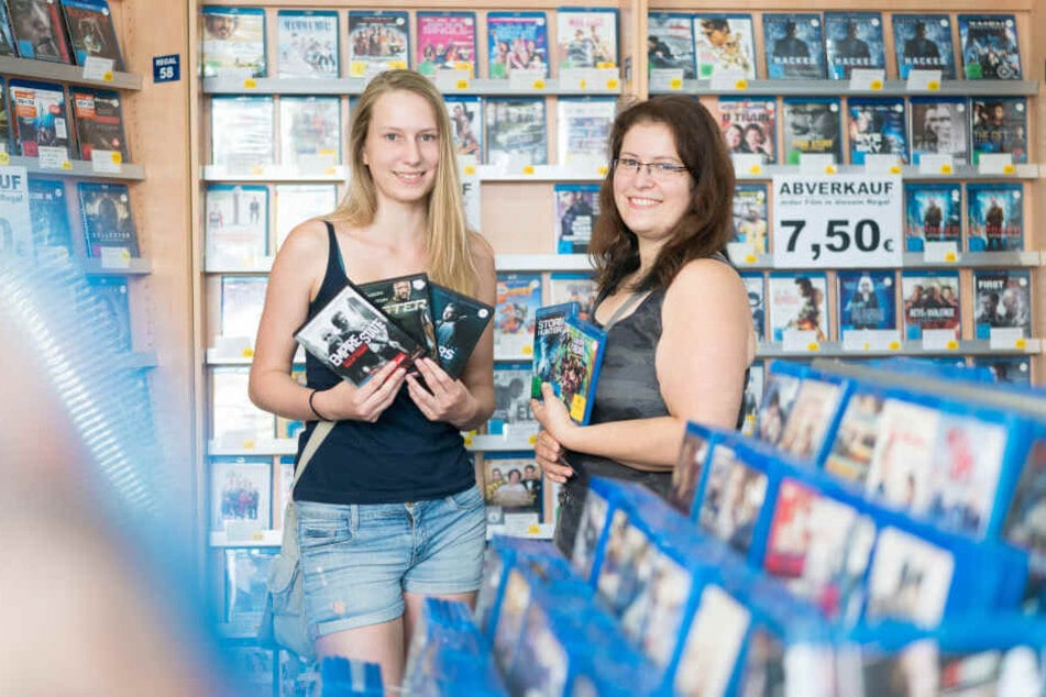 Julia Gilbert (18) und Katrin Müller (32) besuchten ein letztes Mal die Videothek. Sie schlugen im Abverkauf zu.