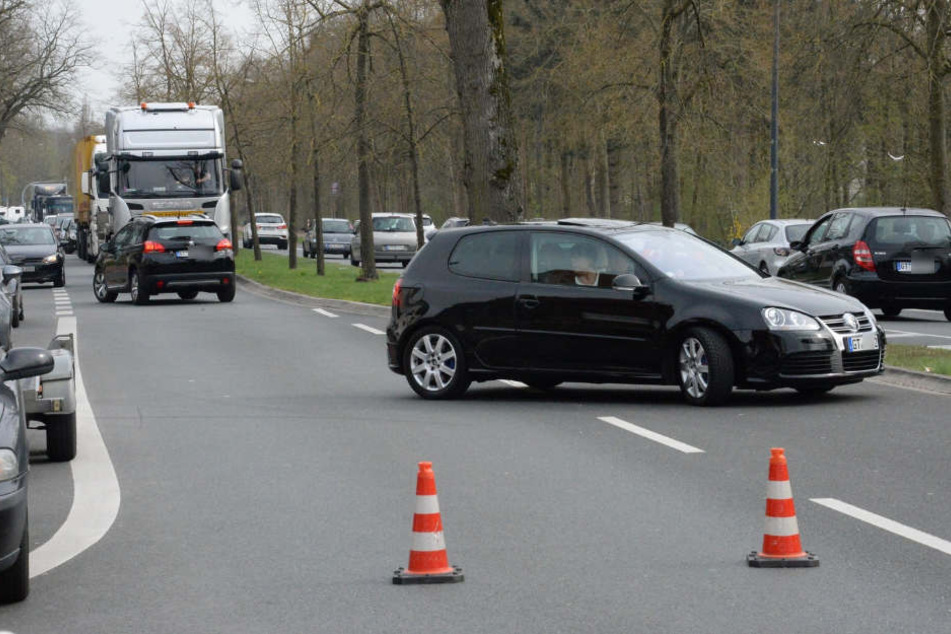 Die Verler Straße war für knapp eine Stunde stadteinwärts gesperrt.