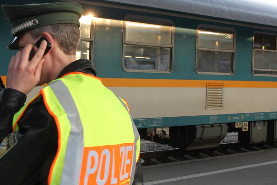 Ein Alex-Zug ist in Bayern gegen einen Betonmast auf dem Gleis gefahren. (Symbolbild)