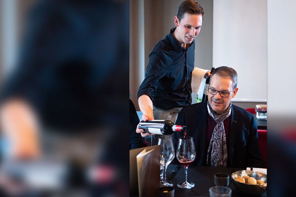 Welcher Wein soll es sein? Generalintendant Christoph Dittrich probiert den Rotwein, den Experte Thomas Kloiber empfohlen hat.