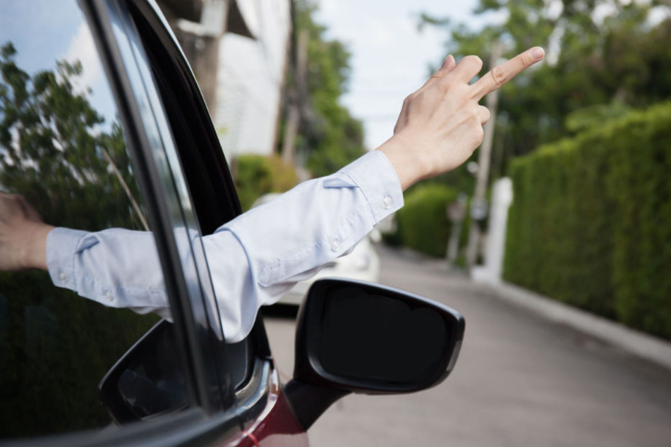 Als der Beifahrer seinen Mittelfinger ausstreckte, wurde der Mercedesfahrer so richtig sauer. (Symbolbild)