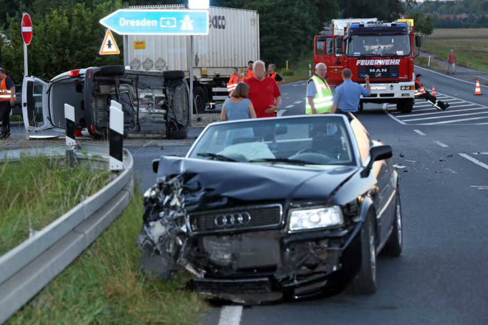 Ein Audi und ein Transporter sind bei Ottendorf-Okrilla zusammengestoßen.