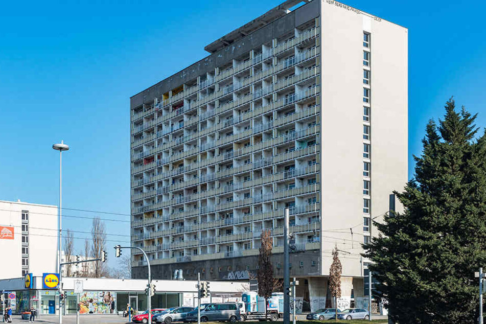 Ab Donnerstag ist das Wohnen im ruinösen Hochhaus am Pirnaischen Platz verboten.