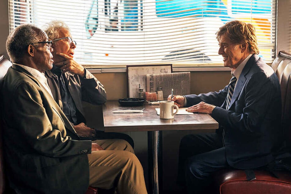 Forrest Tucker (Robert Redford) bespricht mit Teddy (Danny Glover) und Waller (Tom Waits) im Diner den nächsten geplanten Coup.