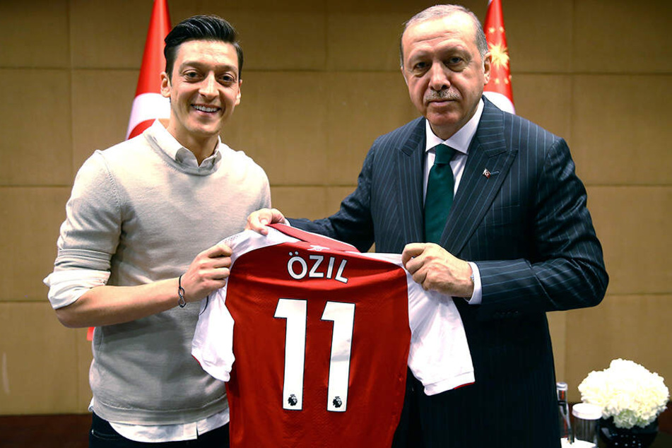 Ein Foto, das für mächtig Wirbel sorgte: Am 14. Mai 2018 lädt Türkei-Präsident Recep Tayyip Erdogan Özil, Ilkay Gündogan und Emre Can zu sich ein.