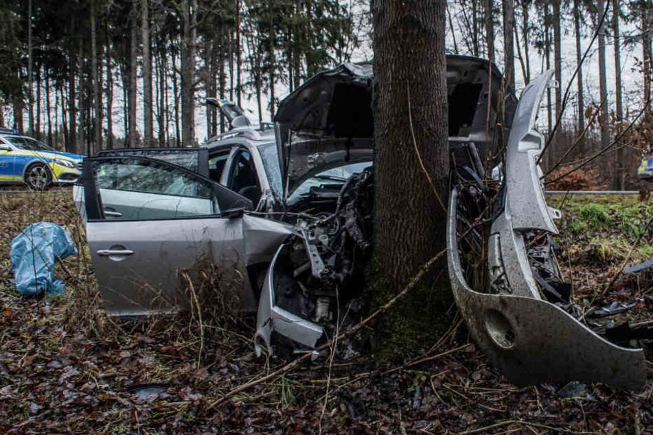 Unklar ist, warum der 32-Jährige mit seinem Wagen von der Fahrbahn abkam.