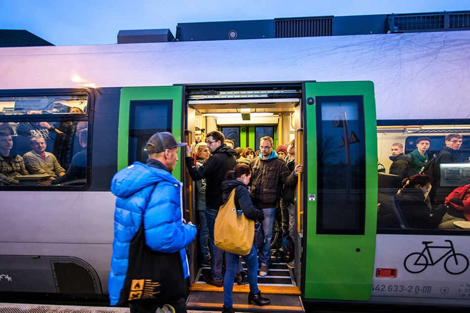 Eine S-Bahn auf dem Weg in Richtung Halle (Saale). Durch Bauarbeiten an Gleisen und Weichen in Leipzig fahren mehrere S-Bahn-Linien nur eingeschränkt.