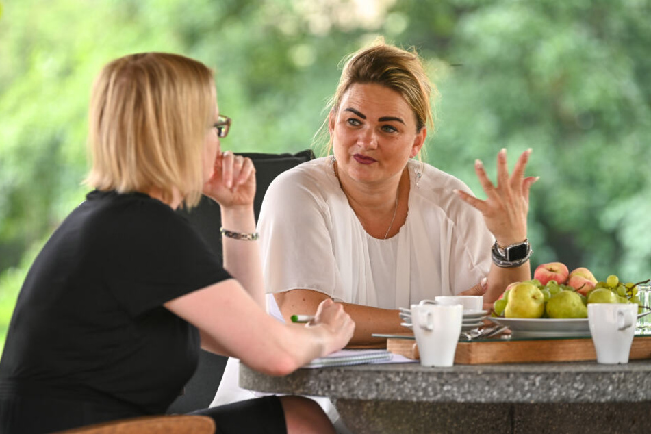 Cathleen Martin zu Hause in ihrem Garten im Gespräch mit TAG24-Redakteurin Juliane Morgenroth.