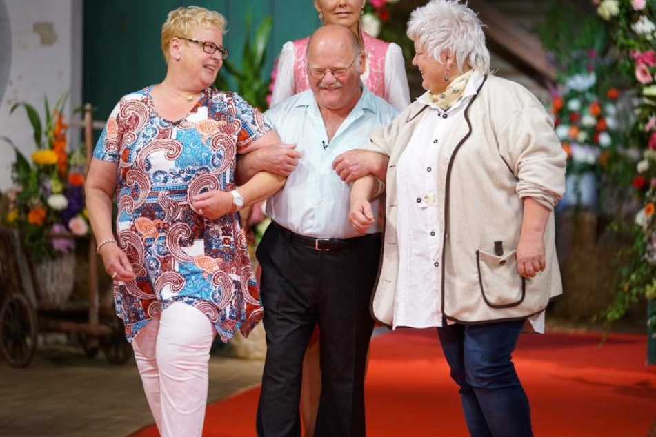 Mit seinem beiden Auserwählten Rosemarie (r.) und Heidi verbrachte Bauer Günter seine Zeit beim Scheunenfest. Mit nach Thüringen durfte dann Rosemarie.