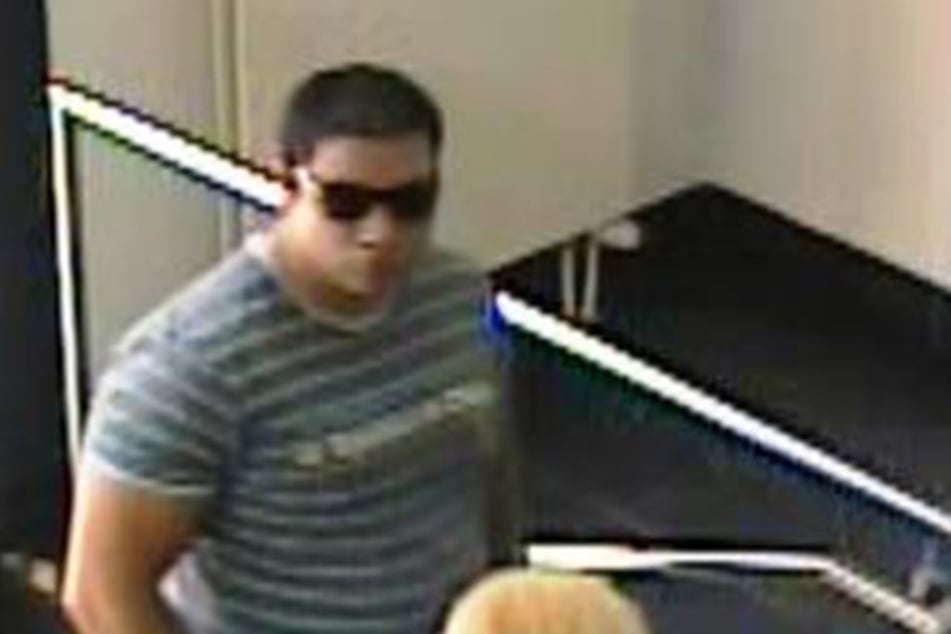 Mit Sonnenbrille und Badelatschen kommt der Betrüger in die Zittauer Bankfiliale.