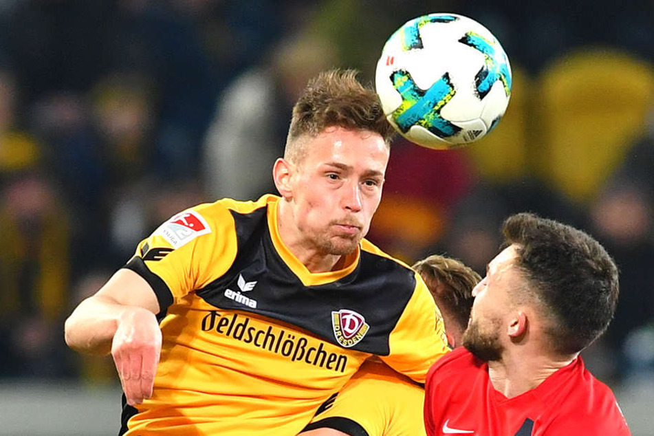 Jannik Müller (l.) im Zweikampf mit Heidenheims Denis Thomalla. Gegen die Baden-Württemberger agierte Dynamos Chamäleon als Rechtsverteidiger.