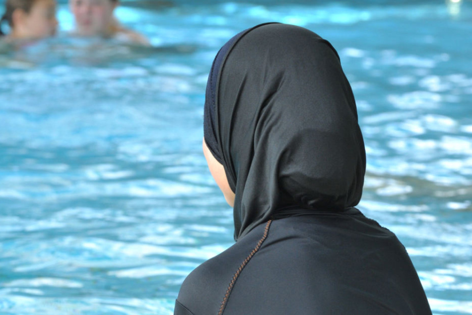 Ein Sprecher der Therme wies die Darstellung zurück, dass die Frauen beleidigt worden seien.