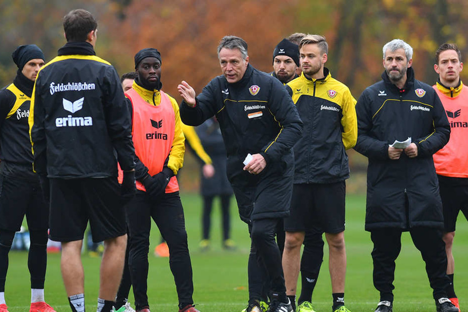 Dynamo-Trainer Uwe Neuhaus (m.) nahm sich im Training viel Zeit, unterbrach die Aktionen, redete auf seiner Spieler ein.
