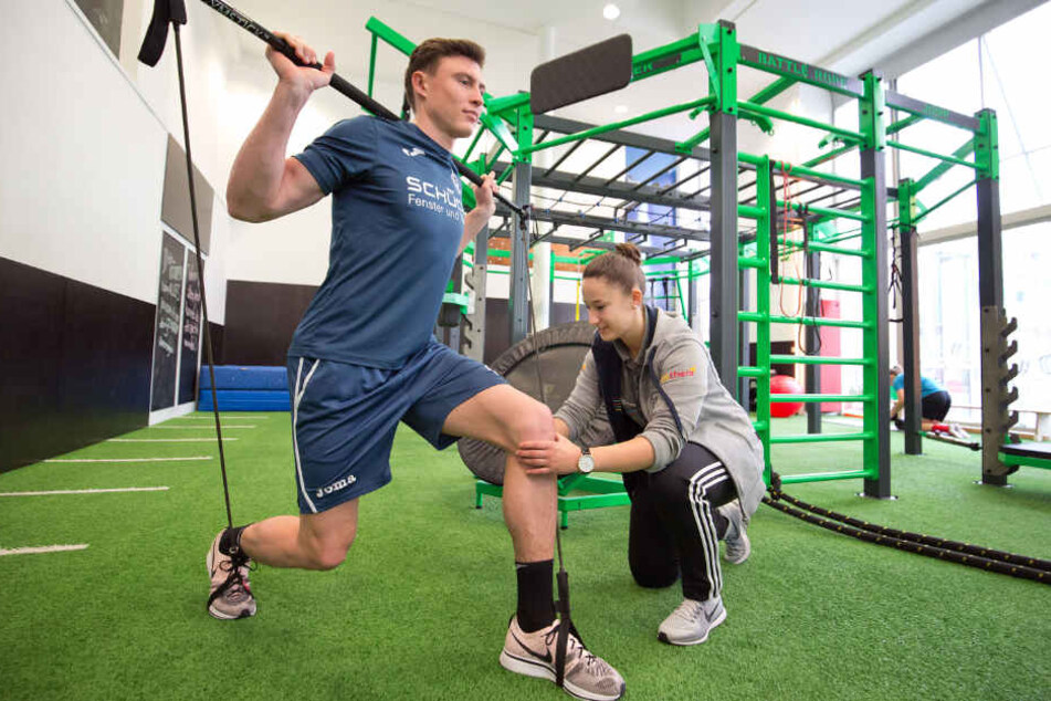 Mit der Athletiktrainerin Jennifer Becker baut er die Muskeln im Knie wieder auf.