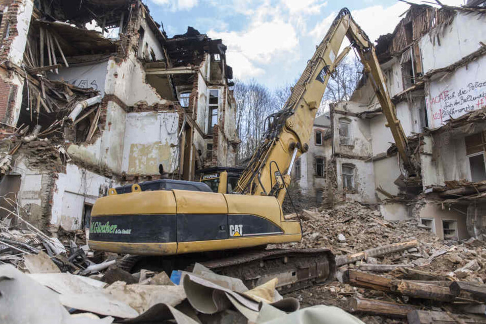 Ein Abrissbagger arbeitet sich derzeit durch die Brandruine.