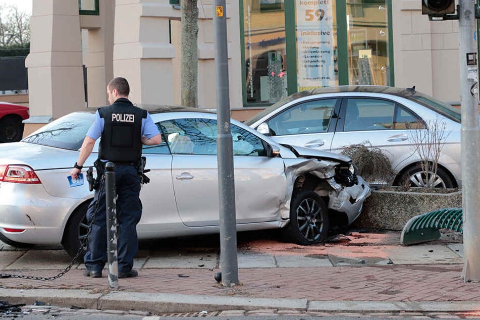 Der VW wurde auf den Fußweg gegen einen parkenden Mercedes geschleudert.
