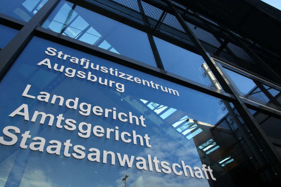 Laut der Anklage soll der Mann seinen Kollegen brutal ermordet haben. (Symbolbild)
