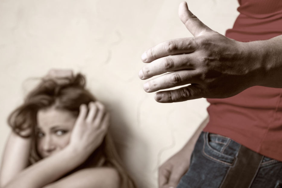 Der 20-Jährige belästigte die junge Frau an der Haltestelle, schließlich griff er ihr zwischen die Beine. (Symbolbild)