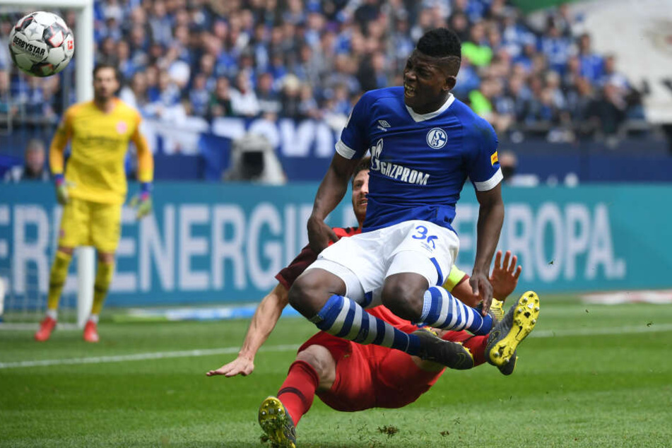 Breel Embolo (vorne) rasselt mit Frankfurt-Kapitän David Abraham zusammen.