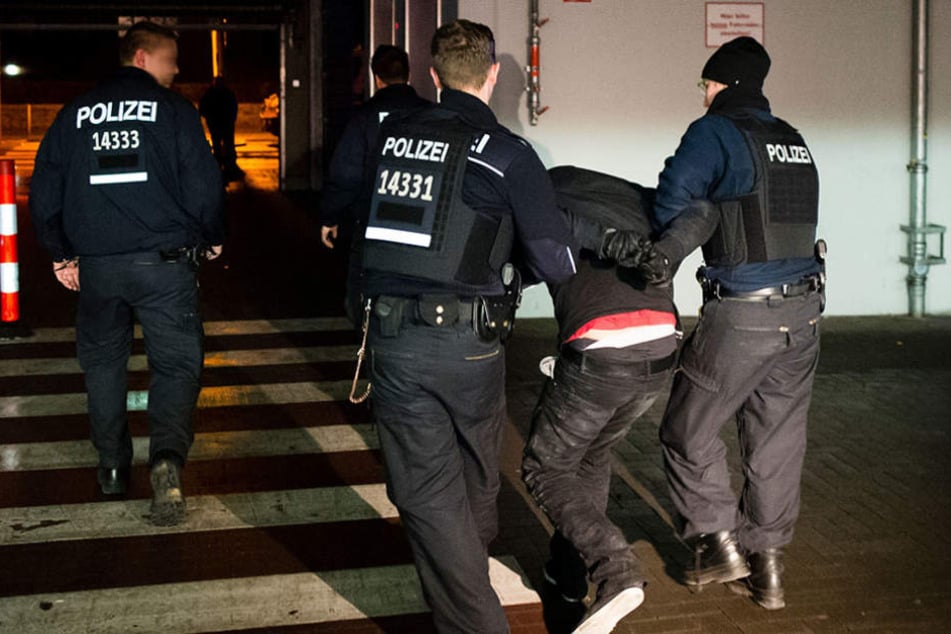 Bei der Festnahme hat der 28-Jährige um sich getreten und geschlagen. (Symbolbild)