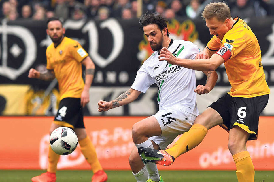 Marco Hartmann (r.) drosch hier den Ball dem Hannoveraner Martin Harnik vor den Füßen weg. Am Sonntag beim KSC soll‘s wieder mit einem Sieg klappen.
