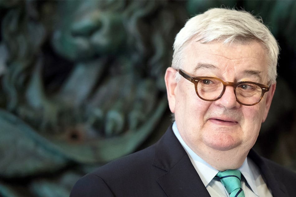 Joschka Fischer (69, Die Grünen) sieht die AfD in der Tradition mit Nazis.