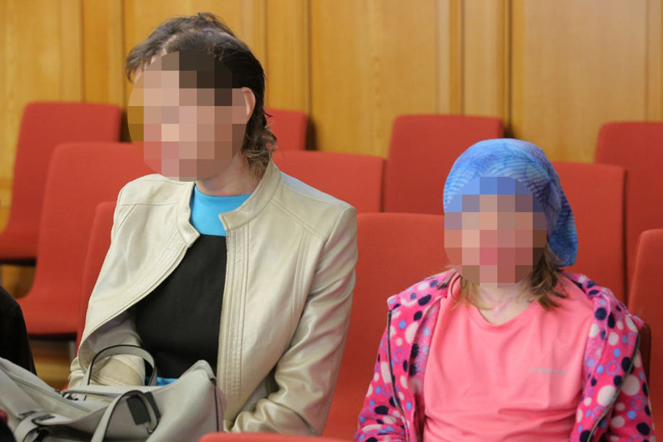 Seine Frau Monika und seine Tochter sitzen mit im Gerichtssaal. Die Feuernarben sind deutlich zu erkennen.