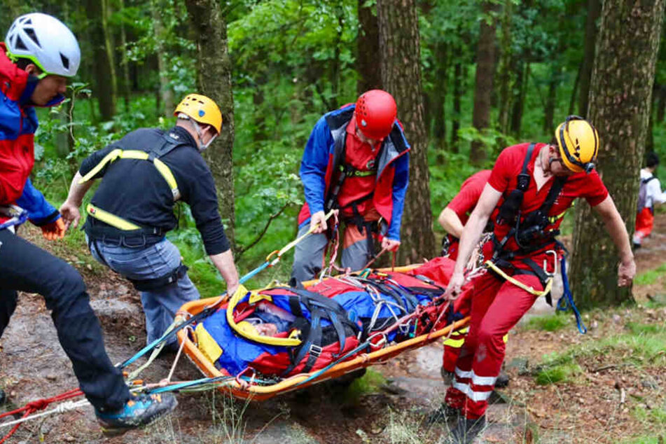 Der Verletzte konnte nicht mehr eigenständig gehen, musste per Trage zum Heli gebracht werden.