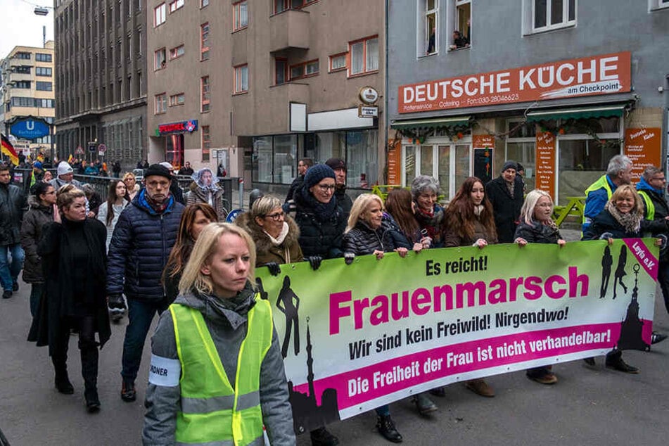 Mehrere Demonstranten bei dem rechten "Frauenmarsch" in Berlin.
