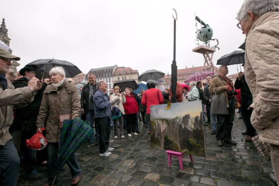 Steimle hatte für zwei Stunden einen hölzernen Fernsehturm mit Halbmond als "Kunstwerk" mit dem Namen "Rischdsche Gunsd" aufgestellt.
