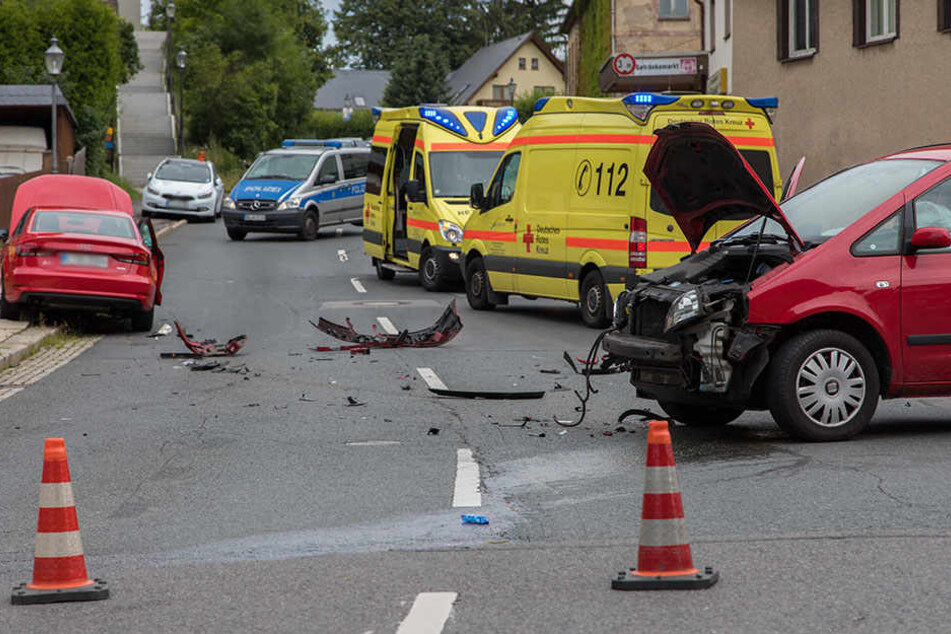 Fünf Personen sind bei dem Unfall verletzt worden.