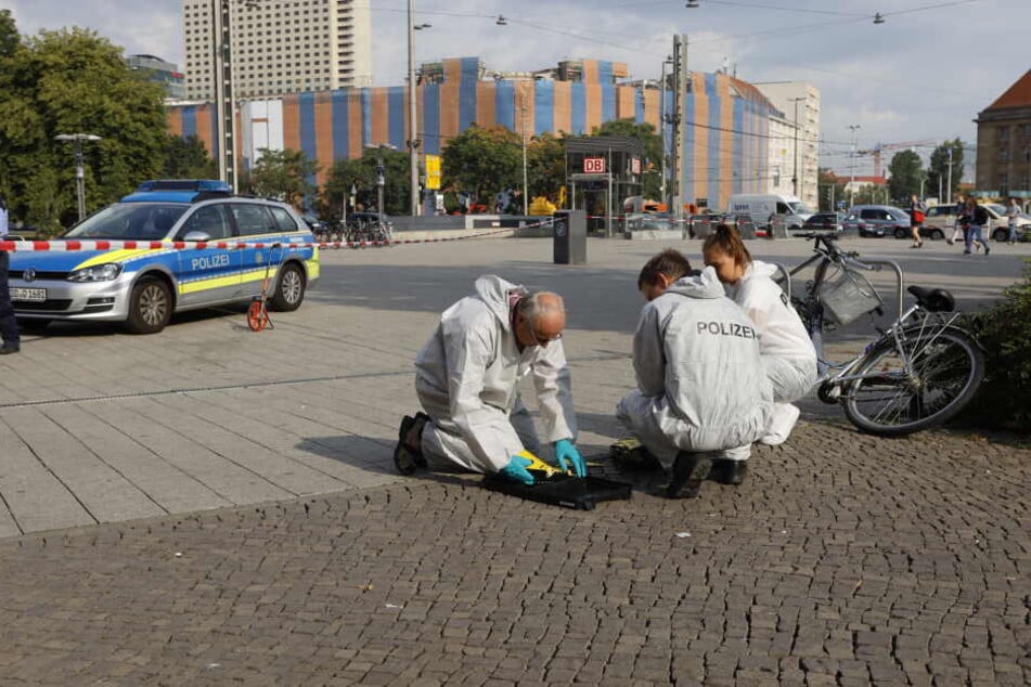 Kriminaltechniker untersuchen das Areal am Leipziger Hauptbahnhof nach Spuren. 