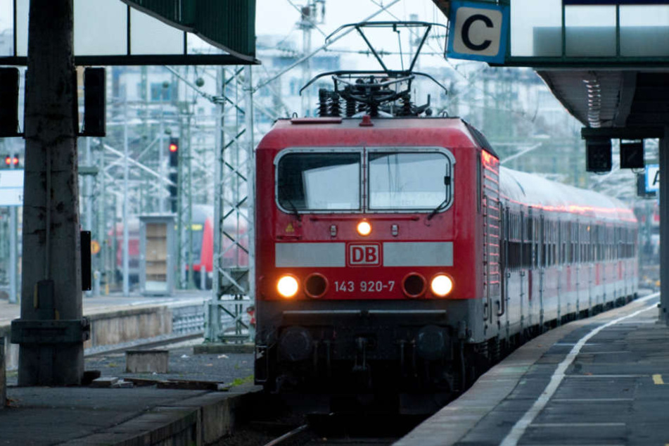 Die Fensterscheibe der Regionalbahn splitterte (Symbolfoto).
