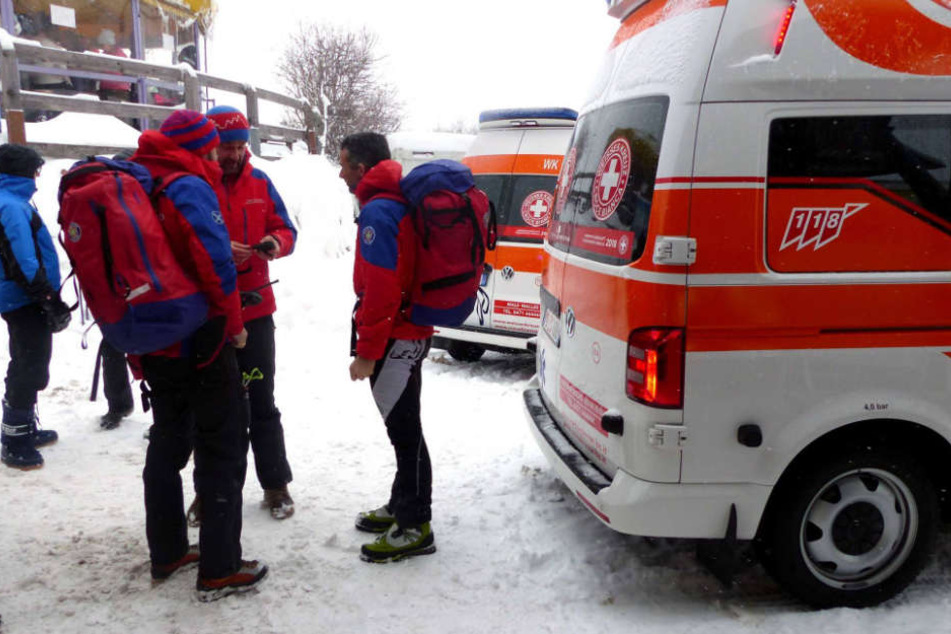 Rettungskräfte beraten sich nach der Lawine in St. Valentin in Südtirol.