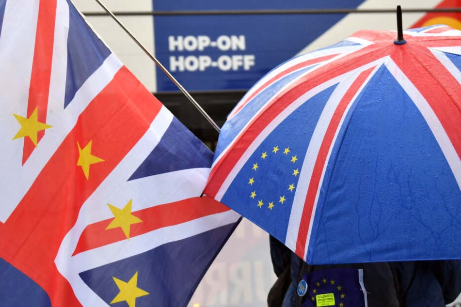 Anti-Brexit Demonstranten stehen am Mittwoch vor dem Parlament in London.