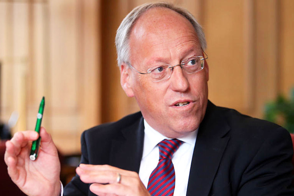Die rechtspopulistische Partei AfD geht Oberbürgermeister Pit Clausen gehörig auf die Nerven. Ihr Parteiprogramm sieht er mehr als kritisch.