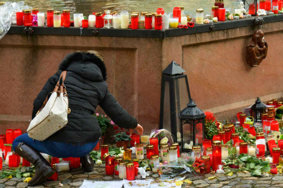Blumen und Trauerbekundungen in Endingen nach dem Mord an einer Joggerin im November 2016. (Archivbild)