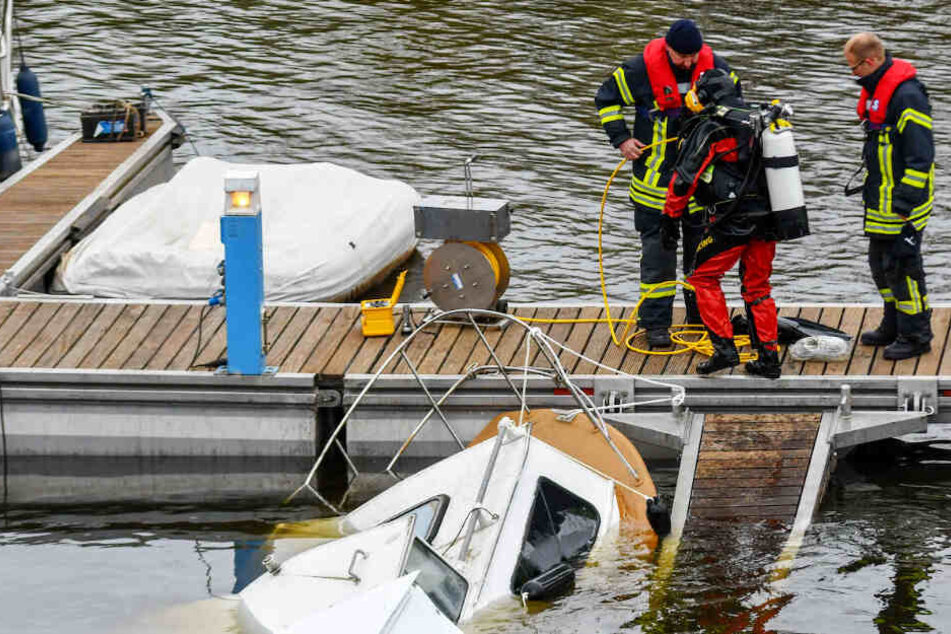 Zunächst prüften Taucher, ob sich noch Personen in der Kajüte befanden.