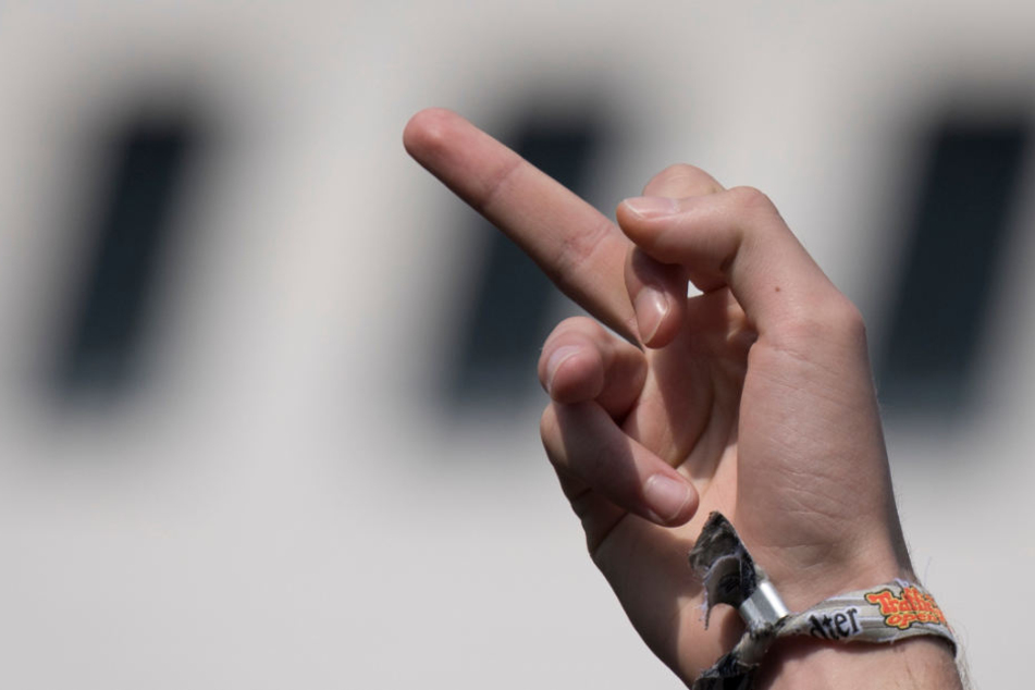 Erst das Auto gestreift, dann den Mittelfinger gezeigt: Einem 62-Jährigen ging es am Samstag in Laufenburg nicht schnell genug. (Symbolfoto)