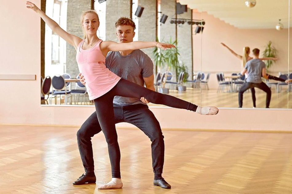 Nun tritt sie doch an: Mit dem Wiener Walzer will Lutricia Bock (18) zusammen
mit Tanzpartner David Neubert (22) das Publikum begeistern.
