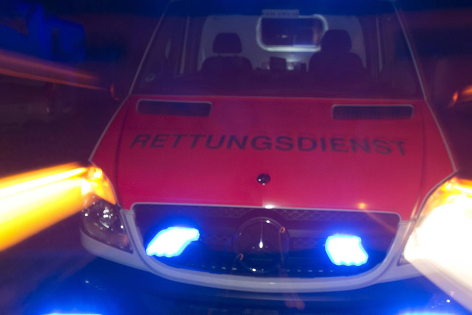 Eine 43-jährige Hausbewohnerin konnte gerettet werden, ein 53-Jähriger wurde nur noch leblos aus dem Gebäude geborgen.