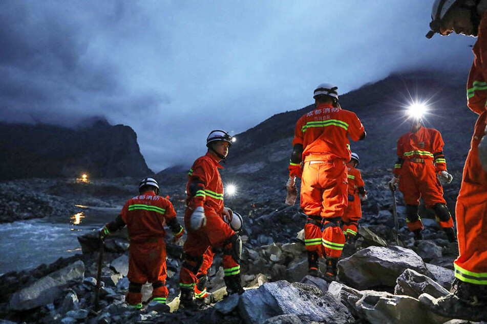 Seit Wochen gehen in China bereits heftige sommerliche Regenfälle nieder, die jedes Jahr schwere Überschwemmungen und häufig auch Erdrutsche auslösen.